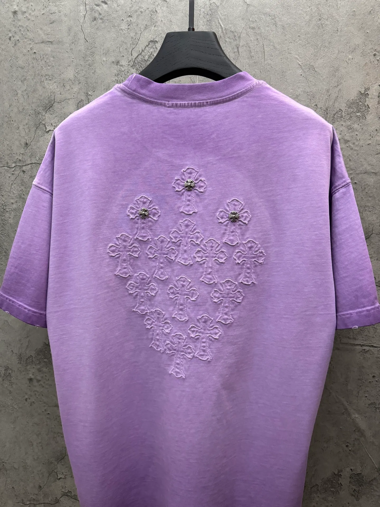 P200 top version, real shot without P, ​​different from market currency) 𝗖𝗵𝗿𝗼𝗺𝗲 𝗛𝗲𝗮𝗿𝘁𝘀/Croxin 2026 spring new original single counter American laser burnt patch embroidered couple short sleeves 👑The highest version! Customized fabric 330g, washed and fried. Best-selling model at the counter. Very comfortable to wear. Accessories: Original molded and authenticated collar label➕100% silk wash label. Genuine purchase-grade original hangtag➕matching hanging rope➕3D hanging beads➕original packaging bag. Craftsmanship: The original version has consistent wiring! The highest version of the armhole matching technique! Color: Khaki Black Rose Red Light Blue Purple Size: S M L XL Style Number: 26-2002
